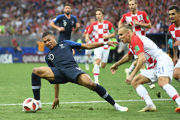 人士之间的 人士之间的