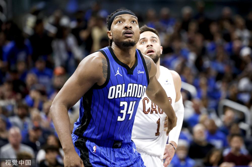 在防守端依 在防守端依